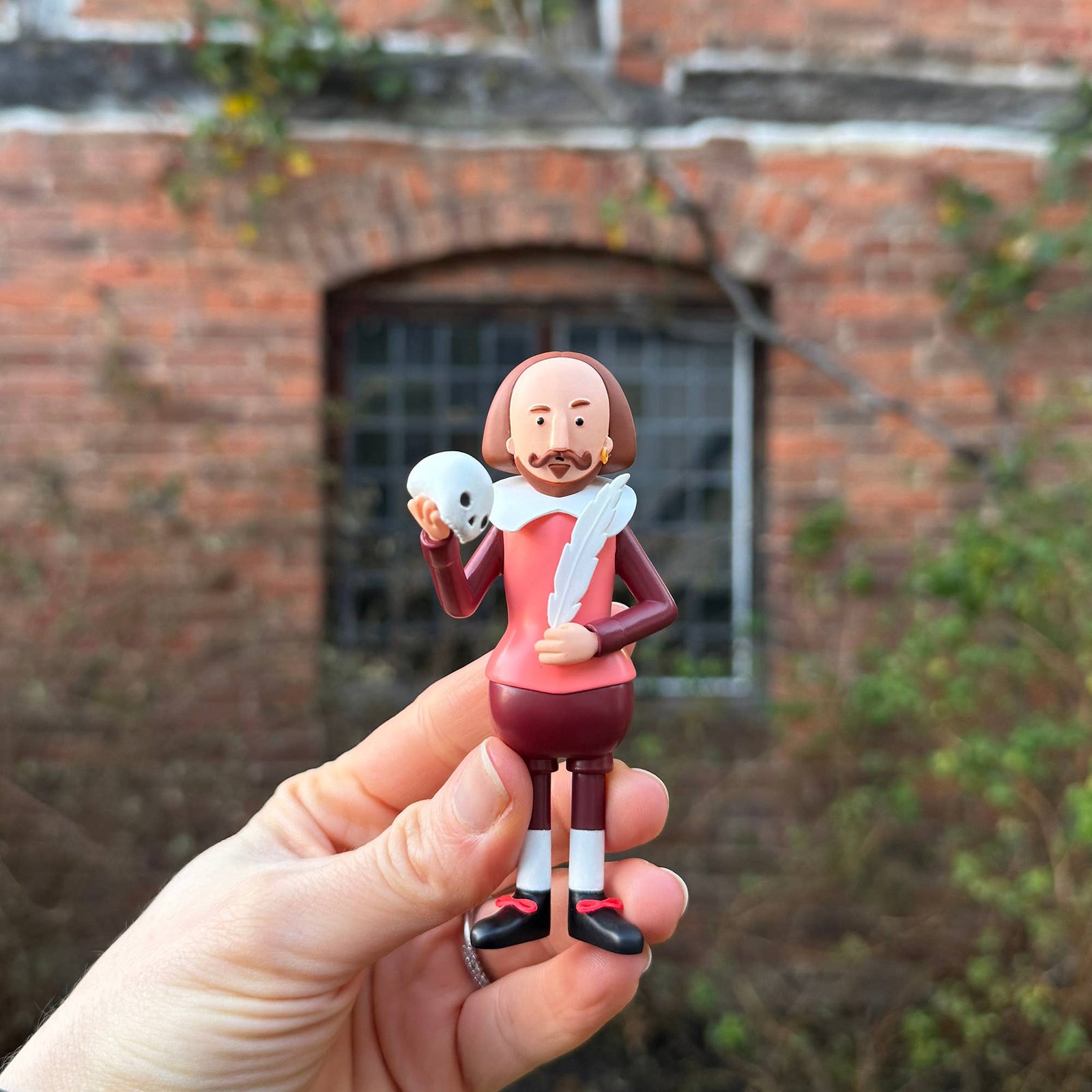 William Shakespeare Literary Figurine – Book Lover Gift BookGeek