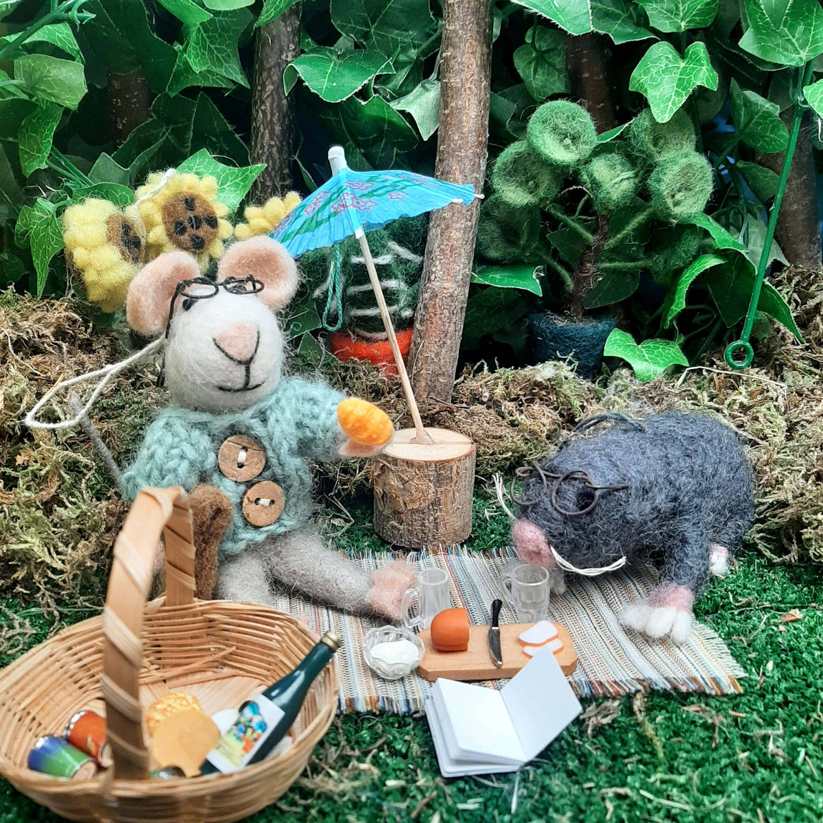 Handmade Felt Susie Mouse Biodegradable Hanging Decoration BookGeek